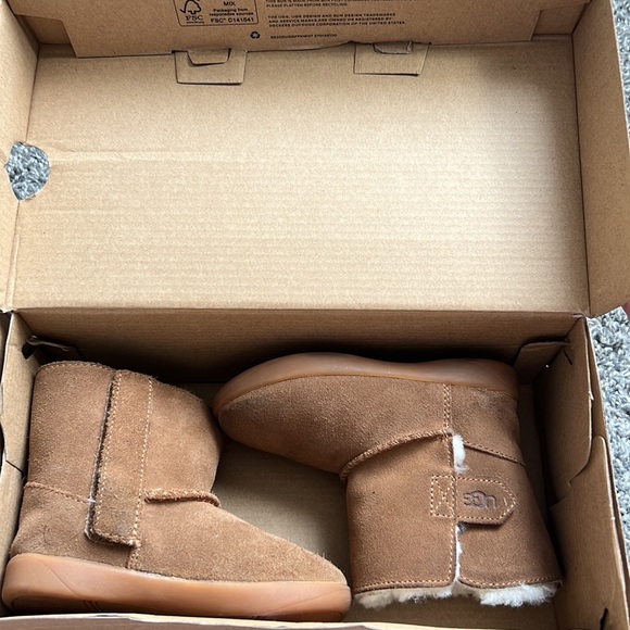 Slightly used toddler Ugg boots size 7c - Picture 8 of 8